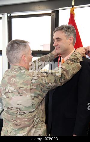 Bei einem Besuch in der US-Armee Korps der Ingenieure "North Atlantic Division (NAD) Sitz am Fort Hamilton, Brooklyn, N.Y., Generalleutnant Todd Semonite, die 54th US Army Chief der Ingenieure (links), präsentierte die Bronze Reihenfolge der de Fleury-Medaille an Herrn Thomas Harnedy (rechts) für seine Arbeit als stellvertretender NAD Programme Director bei einer Preisverleihung am 22. März 2017. Die de Fleury Medaille ist eine Auszeichnung der Armee Ingenieur Verband, und es ist für einen französischen Ingenieur Francois Louis Tesseidre de Fleury, die freiwillig mit der amerikanischen Armee im Kampf für die Unabhängigkeit von Großbritannien zu dienen während des Namens Stockfoto