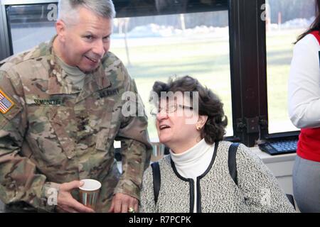 Bei einem Besuch in der US-Armee Korps der Ingenieure "North Atlantic Division (NAD) Sitz am Fort Hamilton, Brooklyn, N.Y., Generalleutnant Todd Semonite, 54 Chef der Armee von Ingenieuren, mit Mitgliedern der NAD Personal verbunden. Semonite diente als NAD Kommandant von 2007 bis 2009, einer Zeit, wenn das Unternehmen verwaltete Projekte Base Neuausrichtung und Schließung im Nordosten der Vereinigten Staaten zu wert Milliarden Dollar unterstützen. Hier, Generalleutnant Semonite (links) und Madeline Shay (rechts), NAD Rechtsanwalt Advisor, erhalten gerade vor eine Abteilung Zentrale Rathaus Sitzung am 22. März 2017 reacquainted Stockfoto