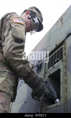 Grafenwöhr, Deutschland - U.S. Army Private Jonathon Acevedo tankt ein Generator zur Unterstützung der US-Armee Europa Experten Bereich Medizinische Abzeichen (EFMB) Auswertung in Grafenwöhr, Deutschland am 23. März 2017. Etwa 215 Kandidaten aus der US-Armee und zehn europäischen Partner Nationen nahmen an diesem alle zwei Jahre stattfindenden Bewertung in den Hoffnungen des Erzielens der begehrten US-Armee EFMB. Stockfoto