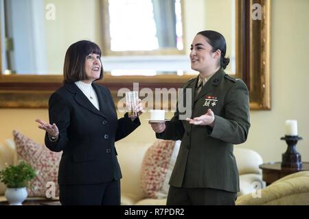 Zweite Frau Karen Pence, Links, und Marine Corps 1. Lt. Talia Bastien reagieren auf Gespräch an der Pence in Washington, D.C., 23. März 2017. Pence versammelt Service Mitglieder aus jedem Zweig der Service für Geschichte Monat Feier der Frauen bei ihr und ihrem Mann offizielle Vice President Mike Pence Residence am Naval Observatory entfernt. Stockfoto