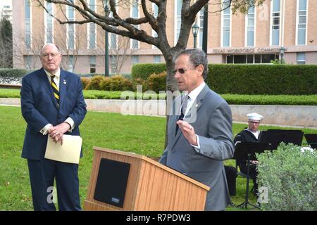 AUSTIN - (21. März 2017) Sugar Land, Texas, Texas State repräsentative Rick Miller spricht zu den Teilnehmern bei der Texas Vietnam Veterans Memorial Denkmal während Marine Woche Austin während Robert Floyd, Vorsitzender des Texas Vietnam Veterans Memorial Committee an schaut. Den Vietnam Veteranen während Marine Woche, Miller, von dem stellvertretenden Adm zu ehren. Raquel Bono, Direktor, Verteidigung Gesundheit Agentur, legte einen Kranz am Denkmal. Miller diente in der US Navy als Aviator nach dem Abschluss an der US Naval Academy. Anwesend bei der Zeremonie waren Navy Vice Chief Information hintere Adm. Robert D Stockfoto