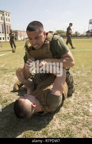 NEW ORLEANS - Cpl. Anthony Navarro (oben) eine Verwaltung Sekretärin mit Sitz Bataillon, Marine Reserve, versucht, eine Rüge gegen Pfc. Niles Lee, ein massenkommunikationsmittel Marine mit MARFORRES MARFORRES, während der König der Ring Wettbewerb auf der Marine Corps Support Facility in New Orleans, 22. März 2017. Der Wettbewerb zeichnete sich durch drei separate Ereignisse festhalten, Messer kämpfen, und kämpferisch Baton, die alle durch die MARFORRES Martial Arts Team zu gehören. Die Gewinner der drei Wettbewerbe werden eine große Trophäe und den Titel als Meister verdienen, bis im nächsten Jahr den Wettbewerb. Stockfoto