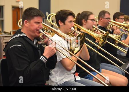 CEDAR PARK, Texas - (20. März 2017) Plymouth Meeting, Pa, einheimische Musiker 1. Klasse Andrew Pacchiarotti, ein posaunist mit Marine Band Südwesten in San Diego, spielt neben band Studenten von Vista Ridge High School während Marine Woche Austin. Die Band, bestehend aus gründlich ausgebildete professionelle Musiker, leitete eine Klinik an der Schule. Excelling in Vielseitigkeit durch Auftritte an verschiedenen Veranstaltungsorten, die Band stolz und Patriotismus inspiriert durch Musik. Texas "Kapital ist Gastgeber für die Mitglieder der U.S. Navy während Austin Marine Woche, März 18-24, zeitgleich mit Rodeo Austin und Lager Sh Stockfoto