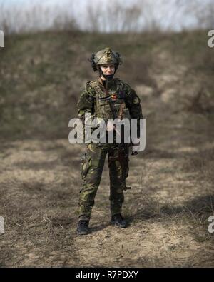 CAPU TONTRÄGER, Rumänien (20. März 2017) - Rumänische Sailor Cpl. Pintilie Madalina, Communications Specialist, posiert für ein Portrait während einer Live-Fire Schießen mit US-Marines des 24 Marine Expeditionary Unit (MEU), Weibliche Engagement Team, Capu Tonträger Trainingsgelände in Rumänien am 20. März, während der Übung Frühling Sturm 2017. Die Marines für drei Tage trainierten mit ihren weiblichen Rumänischen Pendants in Radio Kommunikation, häftling Handhabung, persönliche Sicherheit Detail, taktische Seite Ausbeutung und mehr, in einer Live-fire Gewehr und Pistole wechseln Sie zwischen den beiden Kräften ihren Höhepunkt fanden. Die 24. MEU ist Cur Stockfoto