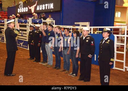 AUSTIN - (März. 22, 2017) Austin native, Kapitän Cassidy Norman, Executive Officer, USS Harry S. Truman (CVN 75), verwaltet die Eid der Rekrutierung zu fünf zukünftige Segler während der Rodeo Austin und Stock zeigen während der Marine Woche Austin. Die Teilnahme an der Zeremonie waren Cmdr. Karen Muntean, kommandierender Offizier der Marine-einziehende Bezirk San Antonio, die machinist Mate 2. Klasse Juan Rodriguez Navy Recruiting Station San Marcos, Chief Electrician's Mate Nuklearen (U-Boote) Ron. Arroyo, USS TEXAS (SSN775) und Sonar Techniker (U-Boote) 1. Klasse Paul McCullough der USS TEXAS. Texas' c Stockfoto