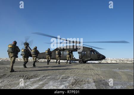 Us Air Force Tactical Air Control party Spezialisten, auf den 3. Air Support Operations Squadron zugewiesen, eine Alaska Army National Guard UH-60 Black Hawk Hubschrauber während springen Ausbildung auf malemute Drop Zone auf einer gemeinsamen Basis Elmendorf-Richardson, Alaska, 22. März 2017. Die Hubschrauber waren, die von den 1st Bataillon der Alaska Army National Guard, 207 Aviation Regiment. Stockfoto