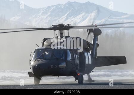 Eine Alaska Army National Guard UH-60 Black Hawk Hubschrauber zum 1.BATAILLON zugeordnet, 207 Aviation Regiment, Taxis nach der Landung am Malemute Drop Zone auf einer gemeinsamen Basis Elmendorf-Richardson, Alaska, 22. März 2017. Das Alaska Army National Guard zur Verfügung air Support für Flieger, zugeordnet zu den 3 Air Support Operations Squadron, wie sie Hubschrauber springen sustainment Training durchgeführt. Stockfoto