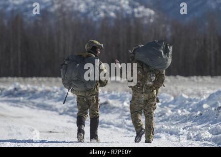 Us Air Force Tactical Air Control party Spezialisten, auf den 3. Air Support Operations Squadron zugeordnet, lassen Malemute Drop Zone nach Durchführung während Hubschrauber springen Ausbildung bei Joint Base Elmendorf-Richardson, Alaska, 22. März 2017. 1. Der Alaska Army National Guard Battalion, 207 Aviation Regiment zur Verfügung UH-60 Black Hawk Hubschraubern der Sprung zur Schulung. Stockfoto