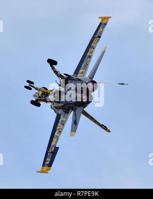 NAWS CHINA SEE, Kalifornien (19. März 2017) Cmdr. Frank Weisser, Lead solo Pilot der US Navy Flight demonstration Squadron, die Blue Angels, führt eine verschmutzte Walze Manuver an der NAWS China Lake Air Show. Der Blaue Engel sind geplant mehr als 60 Demonstrationen in den USA im Jahr 2017 durchzuführen. Stockfoto