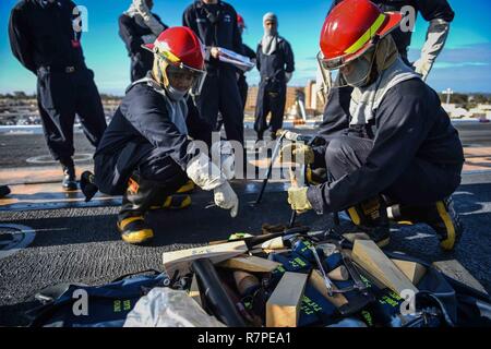 SAN DIEGO (Mar. 21, 2017) Segler Praxis Leitung Patchen mit einem Keil auf dem Flugdeck der Flugzeugträger USS Theodore Roosevelt (CVN 71). Theodore Roosevelt ist derzeit günstig und Naval Air Station North Island homeported. Stockfoto