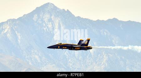 NAWS CHINA SEE, Kalifornien (19. März 2017) Cmdr. Frank Weisser, Lead solo Piloten der US-Navy Flight demonstration Squadron zugeordnet, die Blue Angels, fliegt über die NAWS China Lake Air Show. Der Blaue Engel sind geplant mehr als 60 Demonstrationen in den USA im Jahr 2017 durchzuführen. Stockfoto