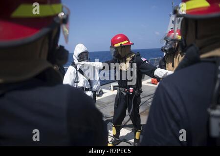 SOUTH CHINA SEA (20. März 2017) Schäden Controlman 2. Klasse Terray Franklin, von Houston, leitet Segler während ein giftiges Gas bohren an Bord der Arleigh-Burke-Klasse geführte Anti-raketen-Zerstörer USS Michael Murphy (DDG112). Michael Murphy wird in regelmäßigen Western Pacific Bereitstellung mit der Carl Vinson Carrier Strike Group als Teil der US-Pazifikflotte-Initiative die Befehls- und Steuerfunktionen der USA 3 Flotte zu erweitern. Us Navy Flugzeugträger Streik Gruppen haben die Indo-Asia - Pazifik regelmäßig und routinemäßig Seit mehr als 70 Jahren patrouillierte. Stockfoto