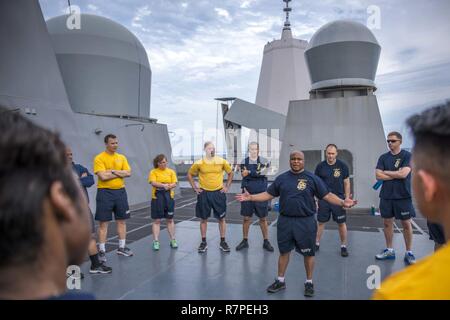 Philippinischen MEER (23. März 2017) Command Master Chief David Robinson spricht mit Chief Petty Offiziere und Unteroffiziere der ersten Klasse während Chief Petty Officer (CPO) 365 körperliches Training an Bord des amphibious Transport dock Schiff USS Green Bay LPD (20). Green Bay, Teil der Bonhomme Richard Expeditionary Strike Group, mit 31 Marine Expeditionary Unit begonnen, ist auf einer Routinepatrouille in der Indo-Asia-pazifischen Region Partnerschaften zu verbessern und eine fertige Antwort für jede Art von Kontingenz. Stockfoto