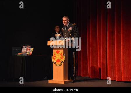 Brig. Gen. Jeffrey Johnson, Brooke Army Medical Center kommandierender General, Adressen das Publikum März 21, 2017 Monat Geschichte gedenken die Joint Base San Antonio-Fort Sam Houston der Frauen im historischen Fort Sam Houston Theater. Stockfoto