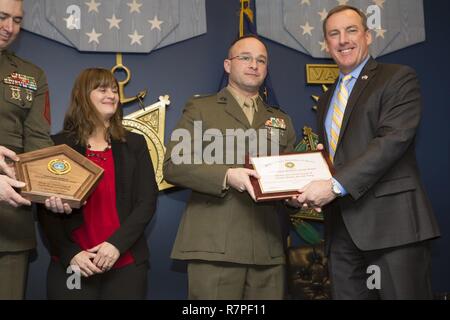 Us Marine Corps Oberst Paul R. Weber, Mitte, kommandierender Offizier, Marine Air Control Gruppe 48, 4 Marine Flugzeugflügel, Great Lakes, Il., posiert für ein Foto mit US Air Force ret. Kol. Dan Frohe, rechts, während der 2016 finden Familie Bereitschaft Preisverleihung in der Halle der Helden in das Pentagon in Arlington, Virginia, 24. März 2017. Die Familie Readiness Award würdigt die Nationalgarde und finden mit den besten Programmen, ihre militärische Familien zu unterstützen. Stockfoto