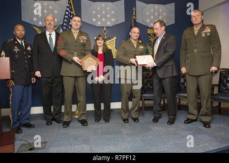 Mitglieder der Abteilung des Verteidigungsministeriums und der US-Marines mit dem Marine Air Control Gruppe 48, Marine Flugzeugflügel, Great Lakes, Il., für ein Foto an den 2016 finden Familie Bereitschaft Preisverleihung in der Halle der Helden in das Pentagon in Arlington, Virginia, 24. März 2017 dar. Die Familie Readiness Award würdigt die Nationalgarde und finden mit den besten Programmen, ihre militärische Familien zu unterstützen. Stockfoto