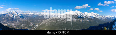 Landschaft Blick auf Banff und die umliegenden Berge, wie vom Schwefel Berg, Banff National Park, Kanada gesehen Stockfoto