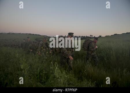 Generalmajor Daniel O'Donohue, Kommandierender General der 1. Marine Division, und Sgt. Maj. William Sowers, der Sergeant Major von 1St Marine Division, führen eine Wanderung bei Marine Corps Base Camp Pendleton, Calif., Jan. 24, 2017. Die Wanderung war etwa acht Meilen und wurde durchgeführt, um die Bekämpfung der Bereitschaft und der Einheit Zusammenhalt zu fördern. Stockfoto