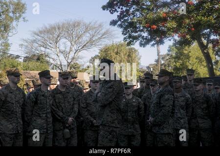 Generalmajor Daniel O'Donohue, Kommandierender General der 1. Marine Division, Adressen seiner Marines eine Wanderung in der Marine Corps Base Camp Pendleton, Calif., Jan. 24, 2017 zu schließen. Die Wanderung war etwa acht Meilen und wurde durchgeführt, um die Bekämpfung der Bereitschaft und der Einheit Zusammenhalt zu fördern. Stockfoto