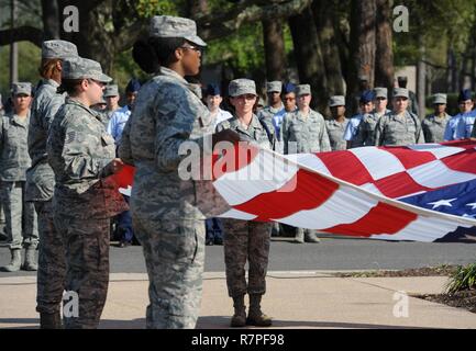 Master Sgt. Amber Pacheco, 81st Training Gruppe Air National Guard Liaison, nimmt an einer Flagge falten Zeremonie, während Frauen Geschichte Monat all-female Retreat Zeremonie März 21, 2017, auf Keesler Air Force Base, Fräulein das Thema 2017 WHM ist "Ehren wegweisende Frauen in Arbeit und Wirtschaft" zu den Frauen, die erfolgreich die weibliche Rolle in der Wirtschaft und der bezahlten Arbeitskräfte in Frage gestellt haben, Ehre Stockfoto