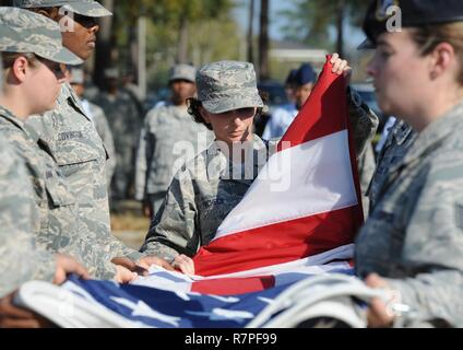 Master Sgt. Amber Pacheco, 81st Training Gruppe Air National Guard Liaison, faltet die US-Flagge während der Frauen Geschichte Monat all-female Retreat Zeremonie März 21, 2017, auf Keesler Air Force Base, Fräulein das Thema 2017 WHM ist "Ehren wegweisende Frauen in Arbeit und Wirtschaft" zu den Frauen, die erfolgreich die weibliche Rolle in der Wirtschaft und der bezahlten Arbeitskräfte in Frage gestellt haben, ehren. Stockfoto