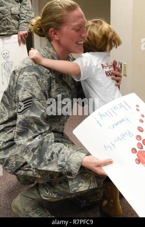 Staff Sgt. Erin Holmquist, 4. medizinische Operationen Squadron medizinische Labortechniker, Umarmungen ein Vorschüler ab dem 4. Kraft Support Squadron Child Development Center, 21. März 2017, bei Seymour Johnson Air Force Base, North Carolina. Die Kinder stellten die Mitarbeiter des Labors mit einem Danke Karte während einer Exkursion besuchen. Stockfoto