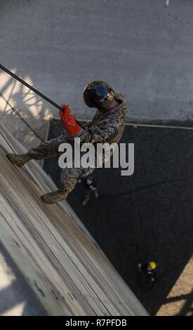 Ein Marine rappels eines 40-Fuß-Turm bei fünf der Waffe und Ausbildungsmaßnahmen Bataillon Spießrutenlauf Wettbewerb März 24, 2017, auf Parris Island, S.C. Veranstaltung fünf verlangt, dass alle Teilnehmer, ein 40-Fuß-Tower für die schnellste Gesamtzeit zu Abseilen. Teams von fünf in neun - Meile Kurs, bestehend aus neun Veranstaltungen in unterschiedlichen militärischen Fähigkeiten und körperliche Schwierigkeiten konkurrierten. Der Tag der Wettbewerb bot Gelegenheit, Kameradschaft in der gesamten Tri-Command durch körperlich anspruchsvollen Veranstaltungen, Fairness und Teamarbeit betonen zu errichten. (Cpl. Vanessa Austin) Stockfoto