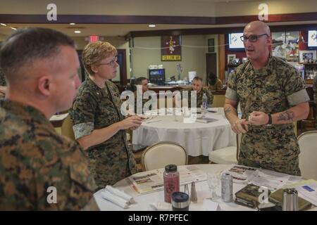 Us Marine Corps Sgt. Maj. William O. Mayo, Sergeant Major, Bekämpfung Logistik Regiment (CLR) 2, 2. Marine Logistics Group (MLG), rechts, Gespräche mit Oberstleutnant Karin R. Fitzgerald, Kommandierender Offizier, Bekämpfung Logistik Bataillons (CLB) 6, CLR 2, 2. MLG, Mitte, und Sgt. Maj Daniel J. Wilson, Sergeant Major, Clb6, CLR 2, 2. MLG, Links, während eines Kommandanten in Camp Lejeune, N.C., 23. März 2017 drängeln. Die kommandeure Unordnung wurde gehalten, Marine Corps und 2. MLG Initiativen zu besprechen, den Dialog auf eine breite Palette an operativen Themen sowie die gemeinsame Vision für die Durchführung des 2. MLG campaig Bauen Stockfoto