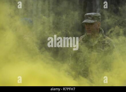 Grafenwöhr, Deutschland - U.S. Army Brigadegeneral Steven Ainsworth (rechts), Stellvertretender Kommandierender General des 21 Theater Sustainment Command, stellt einen chemischen Angriff Demonstration während einer US-Armee Europa Experten Bereich Medizinische Abzeichen Bewertung in Grafenwöhr, Deutschland am 24. März 2017. Etwa 215 Kandidaten aus der US-Armee und zehn europäischen Partner Nationen nahmen an diesem alle zwei Jahre stattfindenden Bewertung in den Hoffnungen des Erzielens der begehrten US-Armee EFMB. Stockfoto