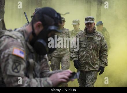 Grafenwöhr, Deutschland - U.S. Army Brigadegeneral Steven Ainsworth (rechts), Stellvertretender Kommandierender General des 21 Theater Sustainment Command, stellt einen chemischen Angriff Demonstration während einer US-Armee Europa Experten Bereich Medizinische Abzeichen Bewertung in Grafenwöhr, Deutschland am 24. März 2017. Etwa 215 Kandidaten aus der US-Armee und zehn europäischen Partner Nationen nahmen an diesem alle zwei Jahre stattfindenden Bewertung in den Hoffnungen des Erzielens der begehrten US-Armee EFMB. Stockfoto