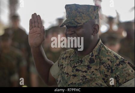 Sgt. Maj. Alfred R. Broadus, Recruiting Station Sergeant Major, RS Orlando, Fla., nimmt den Eid der Anwerbung für die letzte Zeit im Marine Corps Base Camp Pendleton, Calif., 22. März 2017. 20 Vor zwei Jahren, Oberst Roberta Shea, kommandierender Offizier der I Marine Expeditionary Force Headquarters Group, hatte die Ehre, seinen ersten reenlistment Officer und jetzt seine letzten. Stockfoto