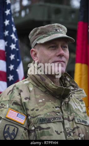 Grafenwöhr, Deutschland - U.S. Army Brigadegeneral Steven Ainsworth, Stellvertretender Kommandierender General des 21 Theater Sustainment Command, spricht mit Deutschen Presse nach der Unterzeichnung der ersten Einheit Memorandum der Partnerschaft mit Major General Ulrich Baumgartner, Kommandierender General der Bundeswehr Operative medizinische Unterstützung, während der US-Armee Europa Experten Bereich Medizinische Abzeichen Bewertung in Grafenwöhr, Deutschland am 24. März 2017. Etwa 215 Kandidaten aus der US-Armee und zehn europäischen Partner Nationen nahmen an diesem alle zwei Jahre stattfindenden Bewertung in den Hoffnungen des Erzielens der begehrten US-Armee EF Stockfoto