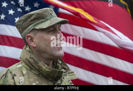 Grafenwöhr, Deutschland - U.S. Army Brigadegeneral Steven Ainsworth, Stellvertretender Kommandierender General des 21 Theater Sustainment Command, spricht mit Deutschen Presse nach der Unterzeichnung der ersten Einheit Memorandum der Partnerschaft mit Major General Ulrich Baumgartner, Kommandierender General der Bundeswehr Operative medizinische Unterstützung, während der US-Armee Europa Experten Bereich Medizinische Abzeichen Bewertung in Grafenwöhr, Deutschland am 24. März 2017. Etwa 215 Kandidaten aus der US-Armee und zehn europäischen Partner Nationen nahmen an diesem alle zwei Jahre stattfindenden Bewertung in den Hoffnungen des Erzielens der begehrten US-Armee EF Stockfoto