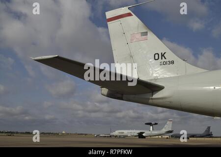 Die statische Schwanz eines E-3G Airborne Warnung und Steuerung von Flugzeugen im Vordergrund Frames einer anderen E-3, wie es mit dem Taxi in Richtung der Start- und Landebahn für eine Mission mit der 552Nd Air Control Wing März 24, 2017, Tinker Air Force Base, Oklahoma. Die E-3 AWACS feierte sein 40-jähriges Jubiläum bei Tinker AFB am 23. März 2017. Stockfoto