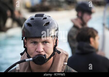 Zweiter Leutnant Brandon J. Klewicki, ein platoon Commander mit Bravo Company, 1.BATAILLON, 3. Marine Regiment, bereitet die Notfall Atmen System während Hubschrauber Unterwasser Egress Training am Pool an Bord Marine Corps Base Hawaii am 23. März 2017 zu verwenden. Das Ziel dieses Trainings ist es, service Mitglieder für einen Notausstieg bei einem Crash in Wasser vorzubereiten. Stockfoto