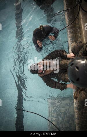 Hospital Corpsman 3. Klasse Josua Zamber, Bravo Company, 1.BATAILLON, 3. Marine Regiment zugeordnet, Praktiken mit dem Not-aus Atmen System während Hubschrauber Unterwasser Egress Training am Pool an Bord Marine Corps Base Hawaii am 23. März 2017. Das Ziel dieses Trainings ist es, service Mitglieder für einen Notausstieg bei einem Crash in Wasser vorzubereiten. Stockfoto