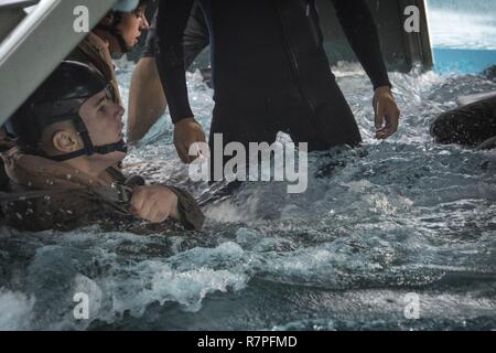 Lance Cpl. Caleb Crabtree, ein rifleman Bravo Company, 1.BATAILLON, 3. Marine Regiment zugeordnet, taucht unter Wasser in einer simulierten abgestürzten Flugzeuge Hubschrauber Unterwasser Egress Training am Pool an Bord Marine Corps Base Hawaii am 23. März 2017. Das Ziel dieses Trainings ist es, service Mitglieder für einen Notausstieg bei einem Crash in Wasser vorzubereiten. Stockfoto