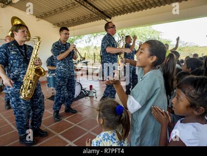 Us-Segler mit der US-Flotte Kräfte (USFF) Band, Norfolk, Virginia, führen Sie für kolumbianische Kinder zur Unterstützung der Fortsetzung Versprechen 2017 (CP-17) in Mayapo, Kolumbien, 22. März 2017. CP-17 ist ein US Southern Command - gefördert und U.S. Naval Forces Southern Command/USA Flotte - durchgeführt Einsatz zivil-militärische Operationen durchzuführen, einschließlich humanitärer Hilfe, Ausbildung Engagements und medizinische, zahnmedizinische und veterinärmedizinische Unterstützung in einer Bemühung, US-Unterstützung und Engagement in Zentral- und Südamerika zu zeigen. Stockfoto