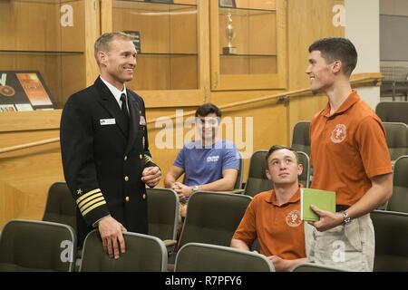 AUSTIN, Texas (23. März 2017) Kapitän Cassidy Norman, Executive Officer der Flugzeugträger USS Harry S. Truman (CVN 75), spricht für die Mitglieder der Universität von Texas Marine ROTC während Marine Woche Austin. Marine Woche Programme dienen als wichtigste übertreffen Bemühung der Marine in den Bereichen des Landes ohne eine bedeutende Marine Präsenz. Stockfoto