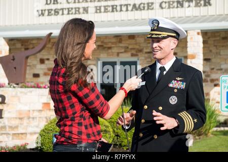 AUSTIN, Texas (22. März 2017) Kapitän Cassidy Norman, Executive Officer Flugzeugträger USS Harry S. Truman (CVN 75), nimmt in einem Live Interview für eine lokale Nachrichten Station während Marine Woche Austin. Marine Woche Programme dienen als wichtigste übertreffen Bemühung der Marine in den Bereichen des Landes ohne eine bedeutende Marine Präsenz. Stockfoto