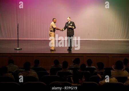 AUSTIN, Texas (22. März 2017) Kapitän Cassidy Norman, Executive Officer Flugzeugträger USS Harry S. Truman (CVN 75), spricht bei Travis High School während Marine Woche Austin. Marine Woche Programme dienen als wichtigste übertreffen Bemühung der Marine in den Bereichen des Landes ohne eine bedeutende Marine Präsenz. Stockfoto