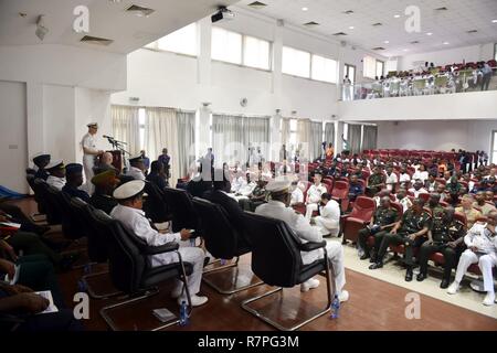 ACCRA, Ghana (23. März 2017) Vice Adm. Christopher Grady, stellvertretender Kommandant, U.S. Naval Forces Europa-afrika, liefert Erläuterungen während der Übung Obangame Express 2017 Eröffnungsfeier am Ghana Armed Forces Command und Personal der Hochschule. Obangame Express ist durch US-amerikanische Africa Command gefördert und der regionalen Zusammenarbeit, maritimen Bereich Sensibilisierung, Information-sharing-Praktiken zu verbessern, und Taktische verbot Expertise der kollektiven Fähigkeiten des Golfs von Guinea und an der westafrikanischen Ländern zu verbessern Meer-basierte illegalen Aktivität zu begegnen. Stockfoto