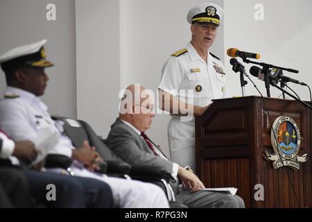 ACCRA, Ghana (23. März 2017) Vice Adm. Christopher Grady, stellvertretender Kommandant, U.S. Naval Forces Europa-afrika, liefert Erläuterungen während der Übung Obangame Express 2017 Eröffnungsfeier am Ghana Armed Forces Command und Personal der Hochschule. Obangame Express ist durch US-amerikanische Africa Command gefördert und der regionalen Zusammenarbeit, maritimen Bereich Sensibilisierung, Information-sharing-Praktiken zu verbessern, und Taktische verbot Expertise der kollektiven Fähigkeiten des Golfs von Guinea und an der westafrikanischen Ländern zu verbessern Meer-basierte illegalen Aktivität zu begegnen. Stockfoto