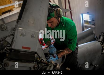 Pazifik (20. März 2017) Aviation Elektriker Mate 2. Klasse Matt Bouley, zu Hubschrauber Maritime Strike Squadron (HSM) 75, reinigt den starrantrieb von einem MH-60R Sea Hawk Hubschrauber an Bord der geführte-missile Cruiser USS Princeton (CG59) während der Fahrt für Composite Trainingsgerät Übung (COMPTUEX) mit der nimitz Carrier Strike Group in Vorbereitung für eine bevorstehende Implementierung zugewiesen. COMPTUEX Tests die Mission die Bereitschaft der Aktiven der Streik Gruppe durch simulierte Szenarien und ihre Fähigkeit als integrierte Einheit durchzuführen. Stockfoto