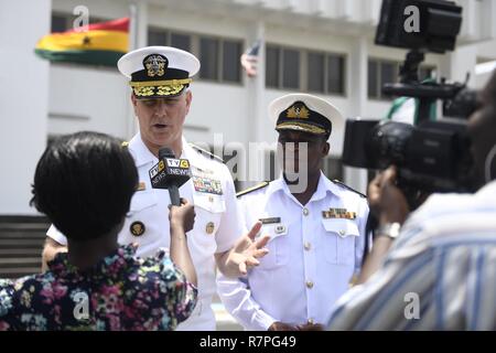 ACCRA, Ghana (23. März 2017) Vice Adm. Christopher Grady, stellvertretender Kommandant, U.S. Naval Forces Europa-afrika, engagiert sich mit lokalen Accra Medien nach der Übung Obangame Express 2017 Eröffnungsfeier am Ghana Armed Forces Command und Personal der Hochschule. Obangame Express ist durch US-amerikanische Africa Command gefördert und der regionalen Zusammenarbeit, maritimen Bereich Sensibilisierung, Information-sharing-Praktiken zu verbessern, und Taktische verbot Expertise der kollektiven Fähigkeiten des Golfs von Guinea und an der westafrikanischen Ländern zu verbessern Meer-basierte illegalen Aktivität zu begegnen. Stockfoto