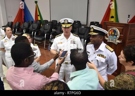 ACCRA, Ghana (23. März 2017) Vice Adm. Christopher Grady, stellvertretender Kommandant, U.S. Naval Forces Europa-afrika, spricht mit lokalen Medien nach der Übung Obangame Express 2017 Eröffnungsfeier am Ghana Armed Forces Command und Personal der Hochschule. Obangame Express ist durch US-amerikanische Africa Command gefördert und der regionalen Zusammenarbeit, maritimen Bereich Sensibilisierung, Information-sharing-Praktiken zu verbessern, und Taktische verbot Expertise der kollektiven Fähigkeiten des Golfs von Guinea und an der westafrikanischen Ländern zu verbessern Meer-basierte illegalen Aktivität zu begegnen. Stockfoto