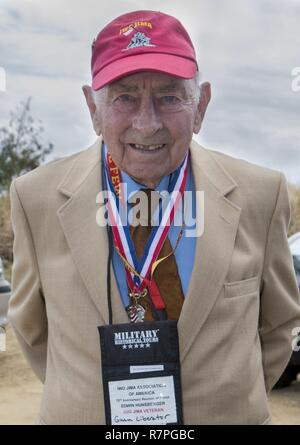 Iwo Jima veteran Edwin Hunsberger, von Macungie, Pennsylvania, beteiligt sich an der 72nd Reunion der Ehre Gedenkgottestdienst auf Iwo zu, Japan, 25. März 2017. Hunsberger war einer von acht Veteranen in Anwesenheit neben amerikanischen und japanischen Verehrte Gäste, sowohl militärische als auch zivile. Dieses Ereignis stellte die Gelegenheit für die US-amerikanischen und japanischen Menschen gegenseitig erinnern Sie sich Tausende von Service Mitglieder, die kämpften und auf dem geheiligten Boden von Iwo Jima starb und Ehren. Stockfoto