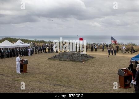 Am 25. März 2017 Die 72. Reunion der Ehre Zeremonie wurde am Fuß des Mount Suribachi mit acht Iwo Jima Veteranen in Anwesenheit als auch Amerikanische und Japanische, militärische und zivile Ehrengäste statt. Dieses Ereignis stellte die Gelegenheit für die US-amerikanischen und japanischen Menschen gegenseitig erinnern Sie sich Tausende von Service Mitglieder, die kämpften und auf dem geheiligten Boden von Iwo Jima starb und Ehren. Stockfoto