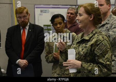 Hintere Adm. (Untere Hälfte) Michelle Skubic Kommandant der Defense Logistics Agency, des Land- und des Seeverkehrs, Columbus, Ohio, wirft eine Frage an die Teilnehmer des operationellen Vertrag unterstützen Gemeinsame Ausübung-17, 23. März 2017 in Fort Bliss, Texas. In diesem Jahr wird der achte Iteration, die Übung besteht aus zwei Phasen. Die Teilnehmer beginnen mit vier Tagen zu Wissenschaftlern durch eine Woche von OCS gefolgt gewidmet - Szenario Ausführung. In der zweiten Phase hatten die Teilnehmer die Gelegenheit, ihr neues Wissen zu testen und die Lektionen gelten - gelernt. Stockfoto