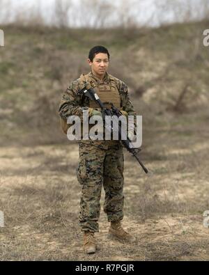 CAPU TONTRÄGER, Rumänien (20. März 2017) - US Marine Cpl. Rachel Warford zur 24 Marine Expeditionary Unit (MEU), Weibliche Engagement Team zugewiesen, posiert für ein Portrait während einer Live-Fire Schießen mit Ihren rumänischen Kollegen bei Capu Tonträger Trainingsgelände in Rumänien am 20. März, während der Übung Frühling Sturm 2017. Die Marines für drei Tage trainierten mit ihren weiblichen Rumänischen Pendants in Radio Kommunikation, häftling Handhabung, persönliche Sicherheit Detail, taktische Seite Ausbeutung und mehr, in einer Live-fire Gewehr und Pistole wechseln Sie zwischen den beiden Kräften ihren Höhepunkt fanden. Die 24. MEU ist derzeit Deploye Stockfoto